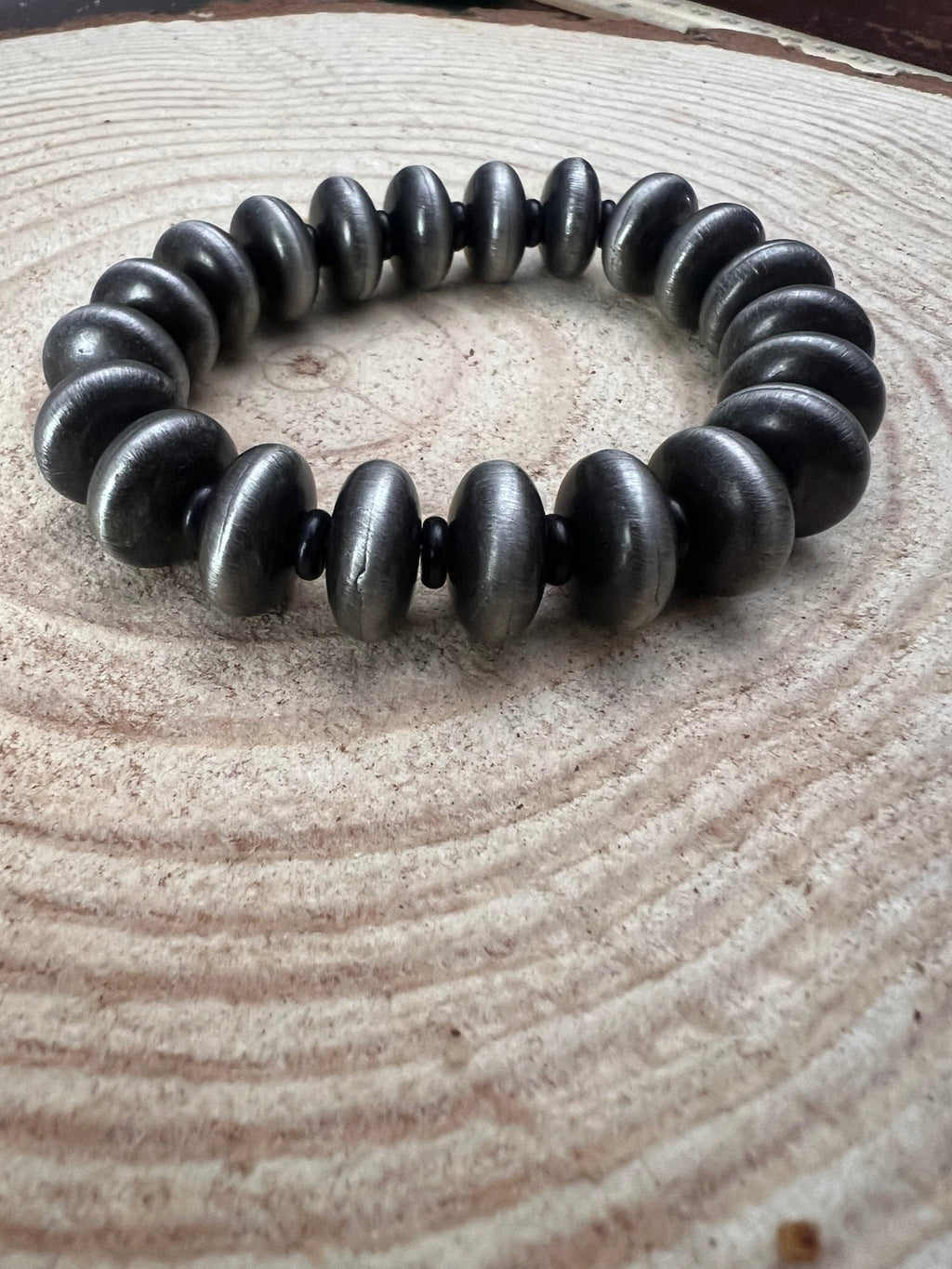 Western Faux Saucer Pearl Stretch Bracelet — with Black Stone Accents (6.5")