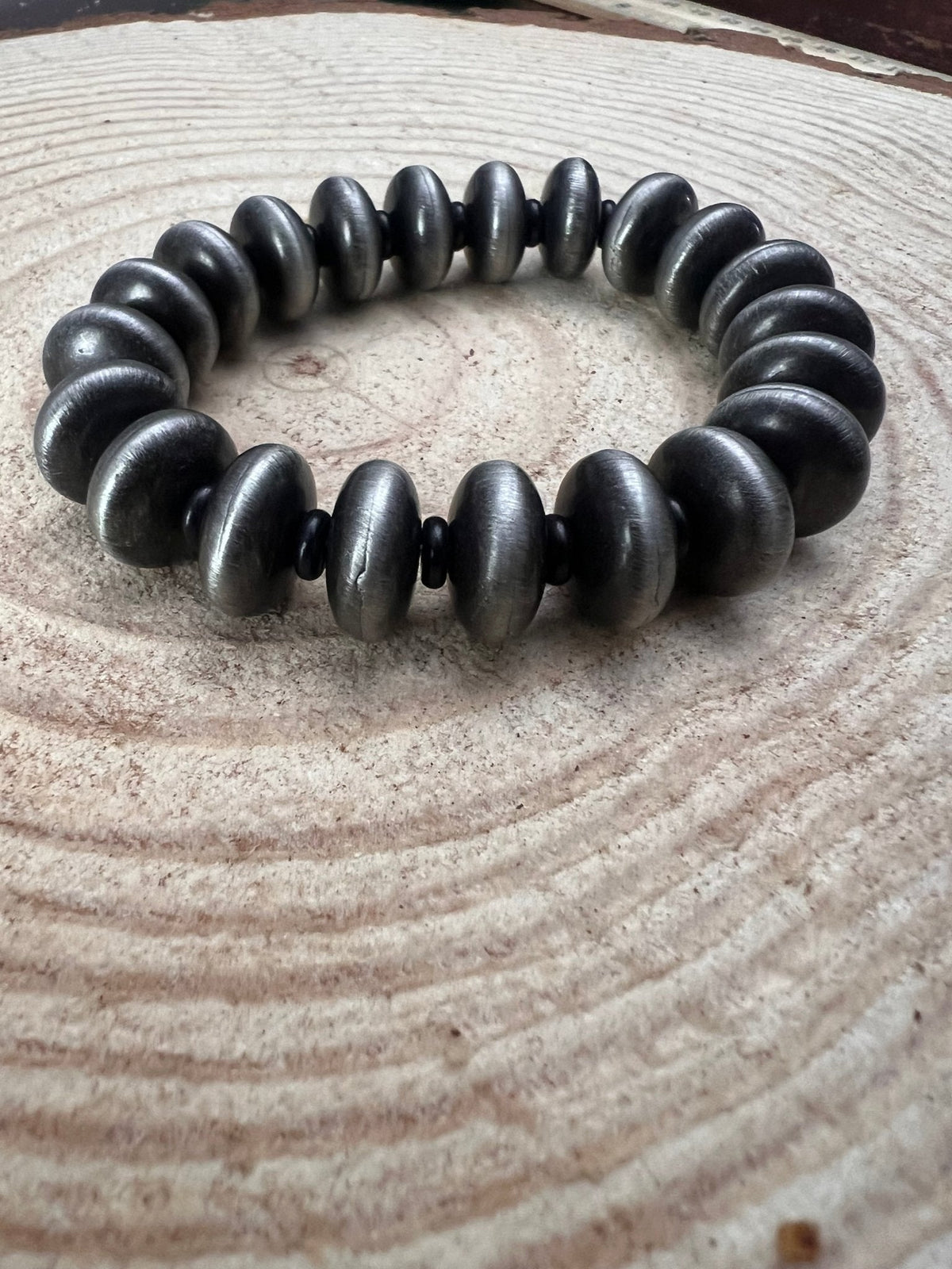 Western Faux Saucer Pearl Stretch Bracelet — with Black Stone Accents (6.5")